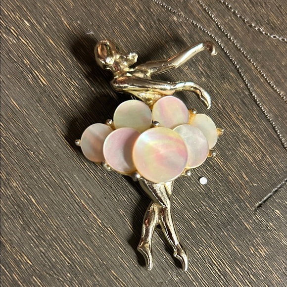 Elegant Ballerina Brooch with Mother of Pearl Disc Skirt - Vintage - Unsigned - Picture 1 of 5